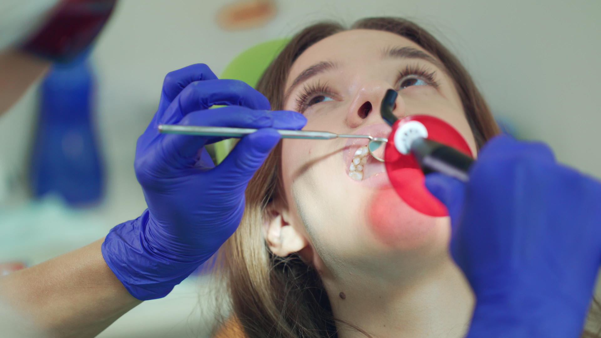 接受牙科治疗的女性患者视频的预览图