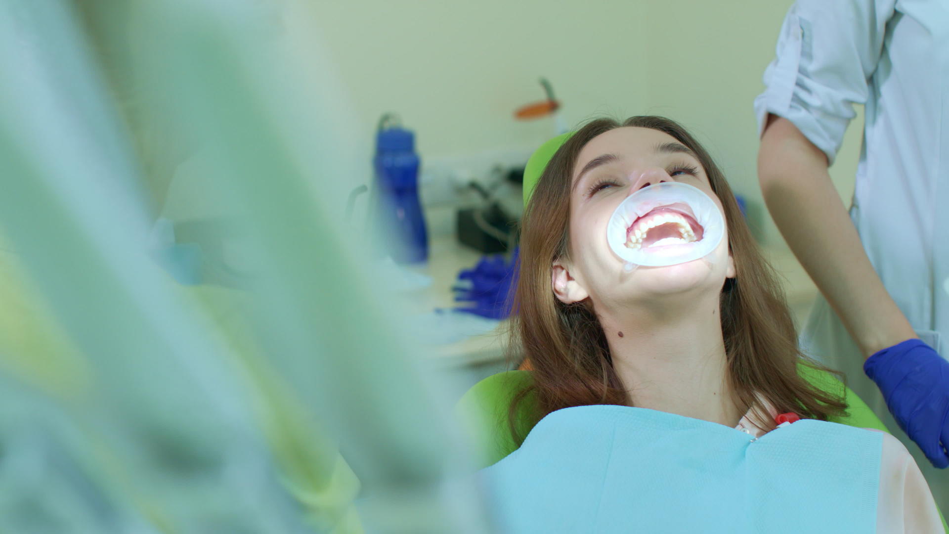 牙科诊所牙刷手术中的女性患者视频的预览图