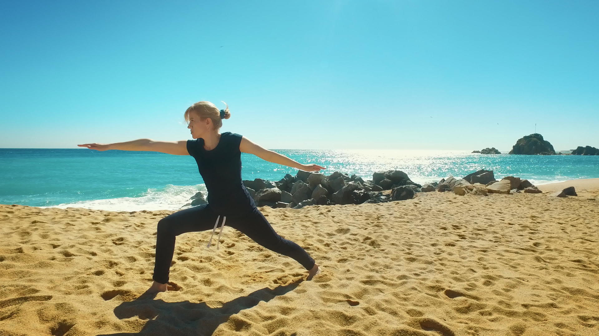 女性在海边做平衡瑜伽视频的预览图