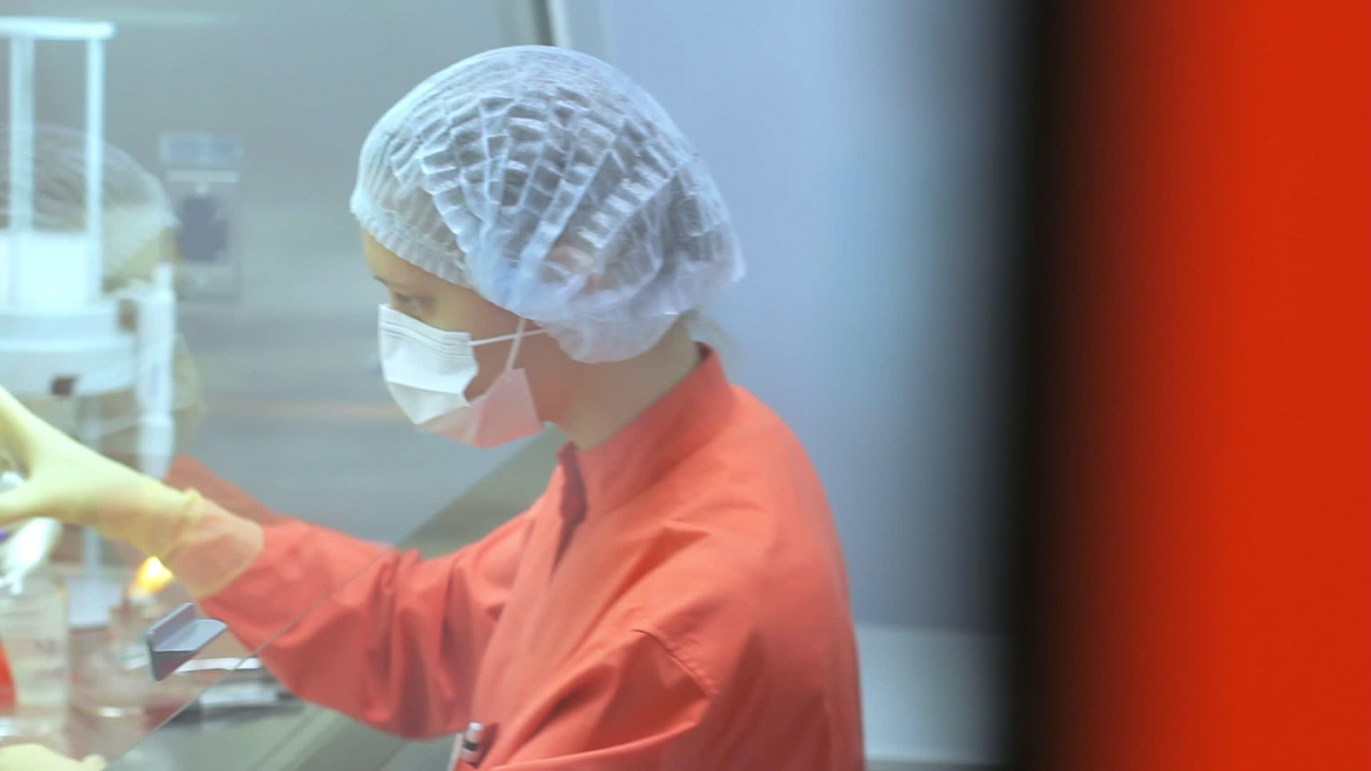 女性科学家在实验室工作视频的预览图