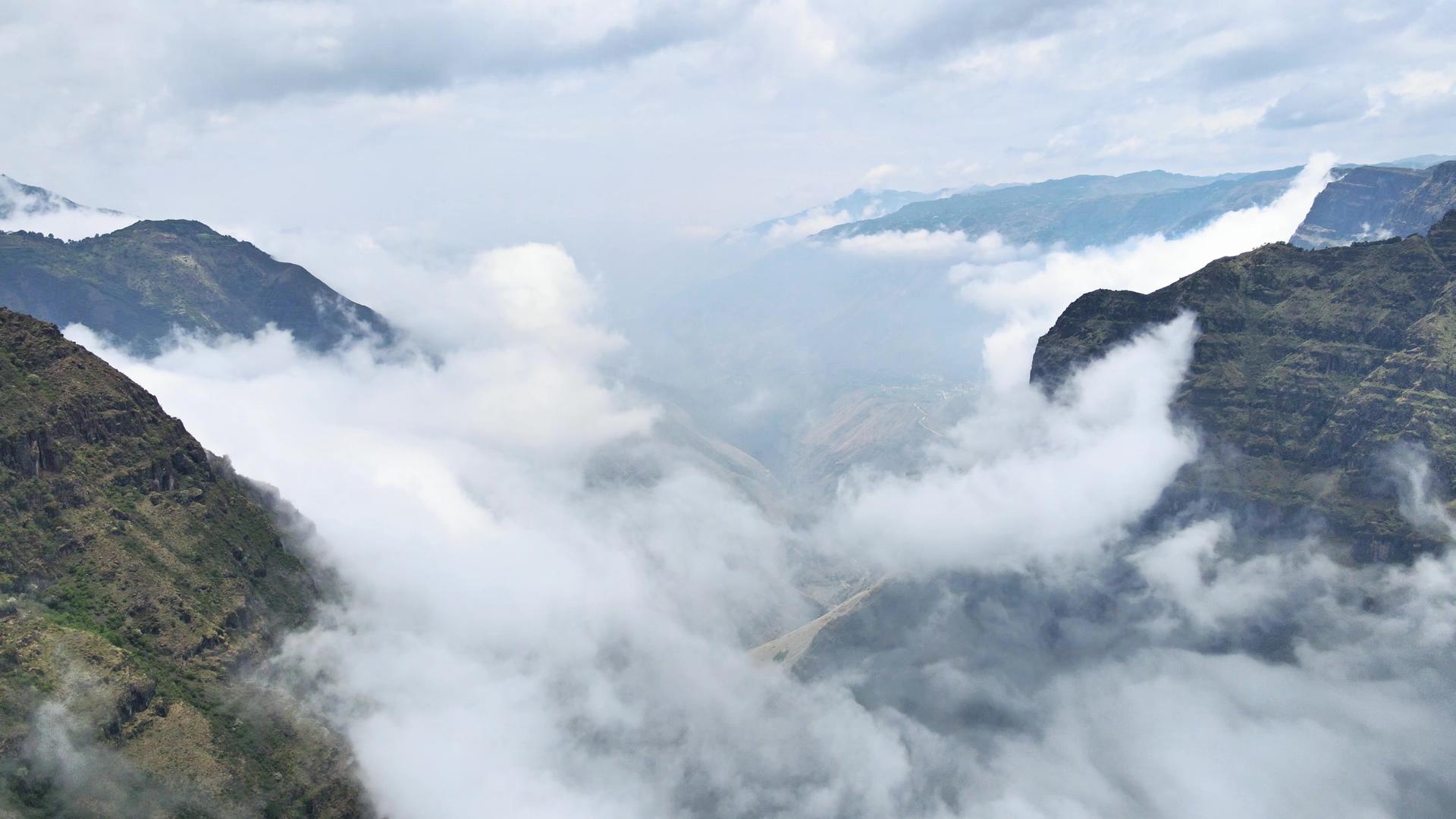 4K航拍大气唯美祖国山川云层实拍视频的预览图