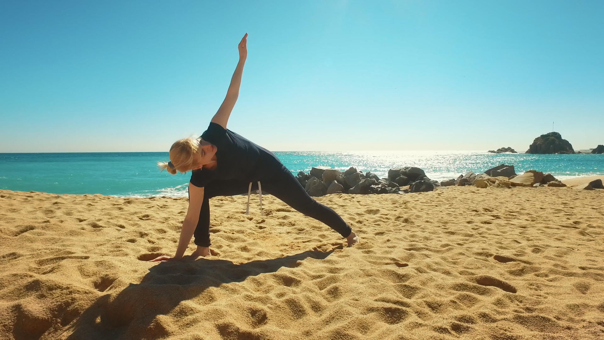 女人在海边做瑜伽视频的预览图