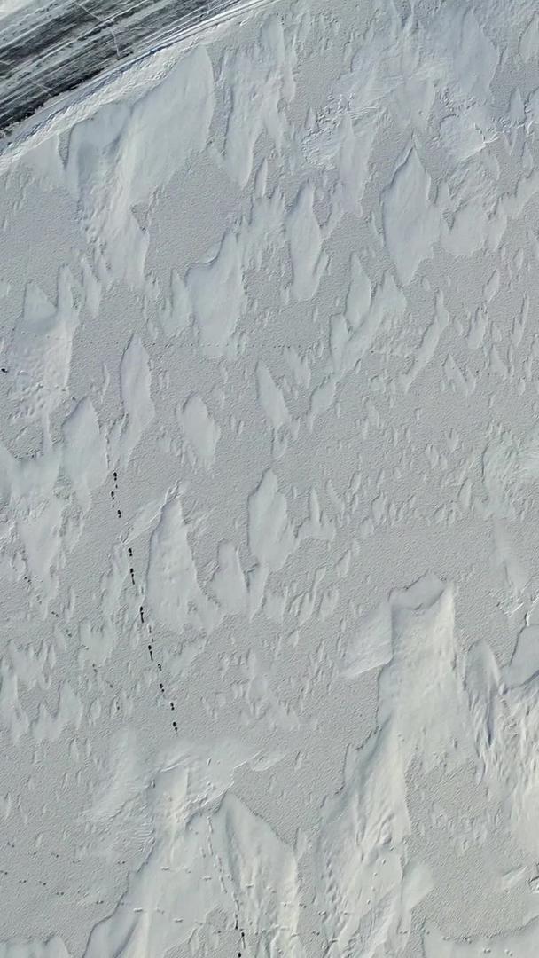 航拍俯视雪地漂移镜头视频的预览图