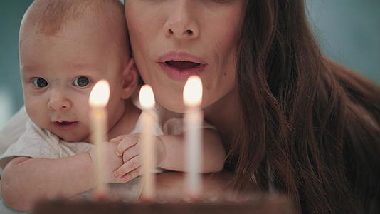 妈妈抱着宝宝吹生日蜡烛视频的预览图