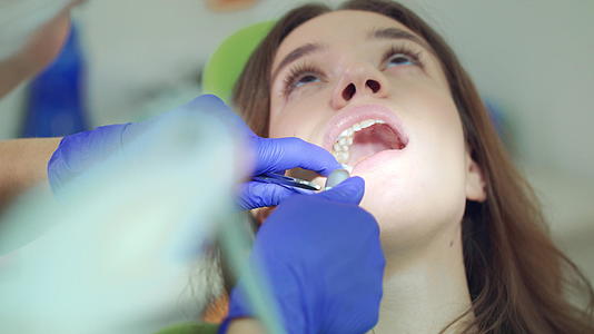 妇女用家庭牙医治疗视频的预览图