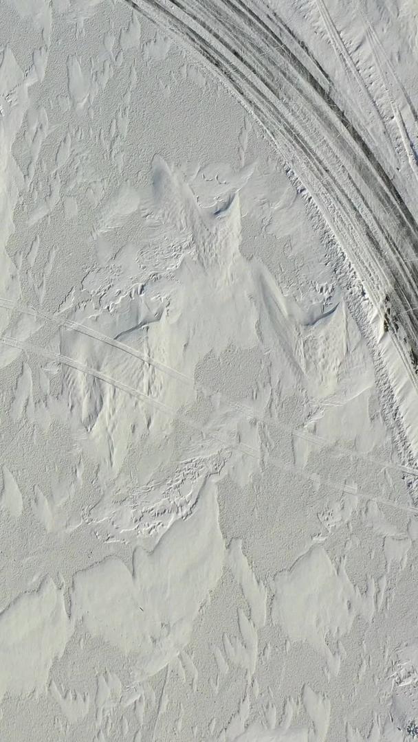 航拍俯视雪地漂移镜头视频的预览图