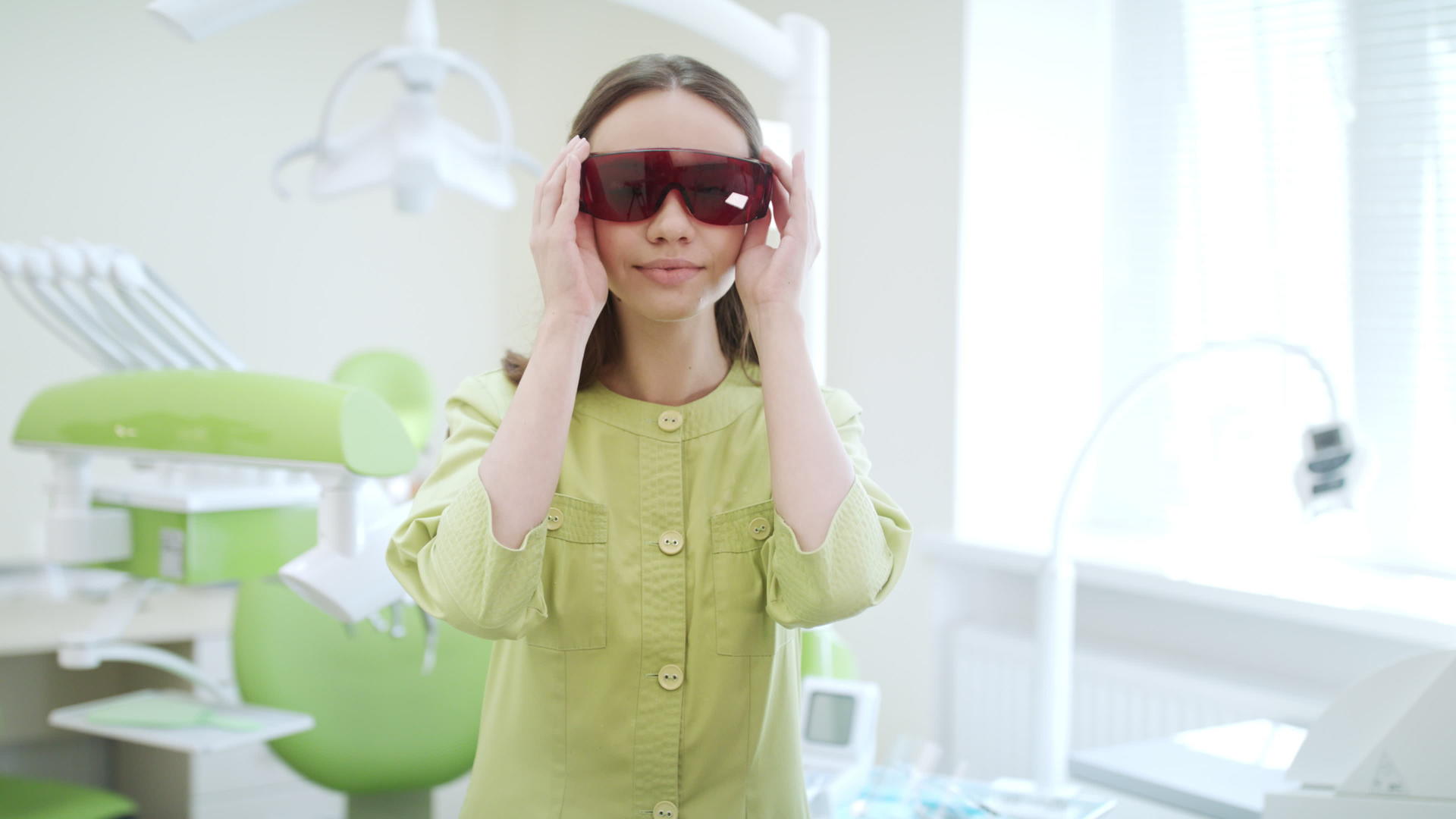 年轻医生在牙科办公室安装了保护眼镜视频的预览图