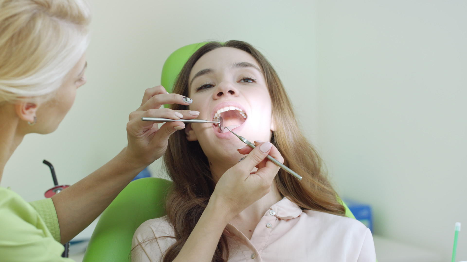 在牙医检查中的年轻女性视频的预览图