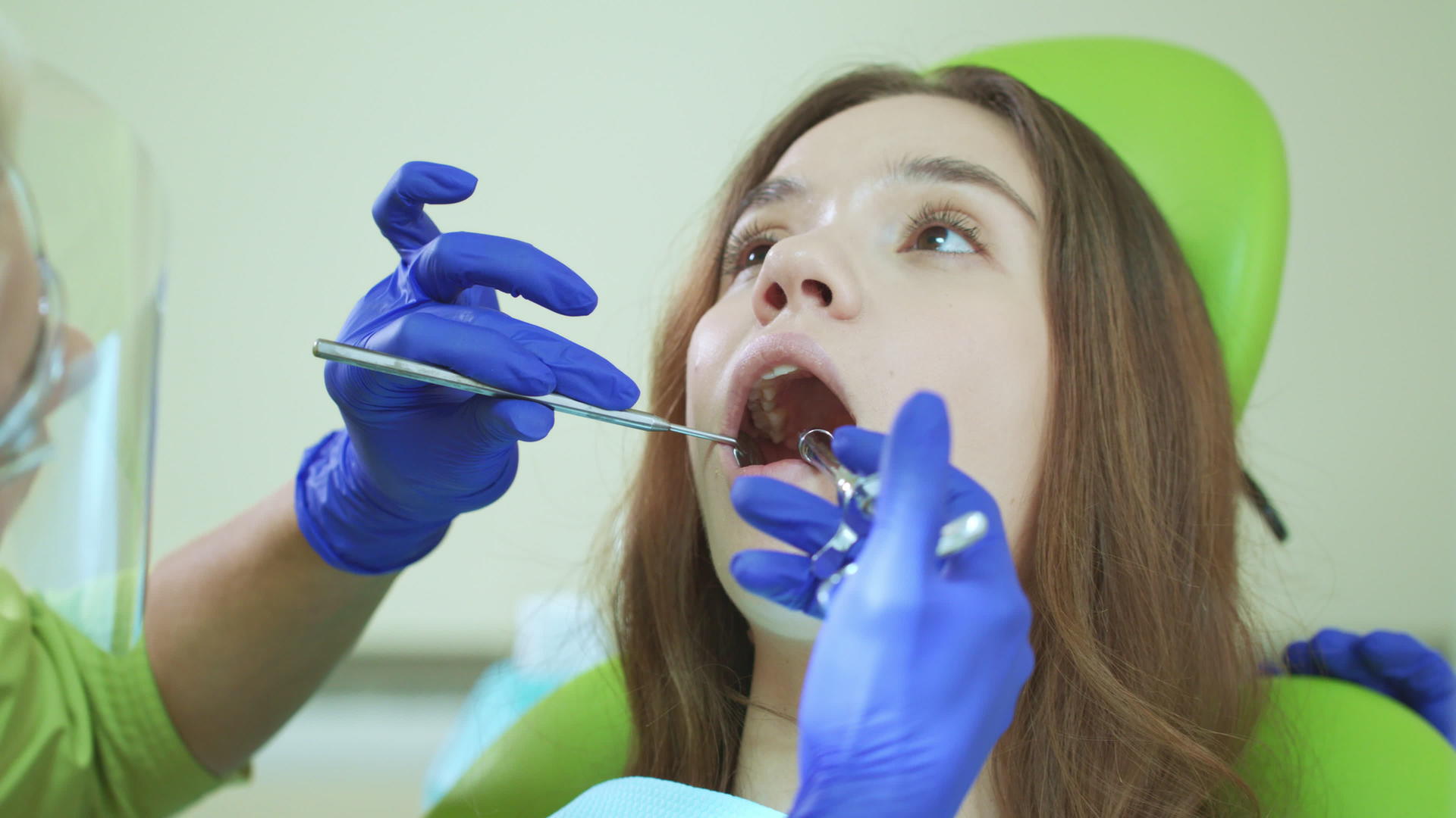 年轻女性在牙科手术中开口视频的预览图