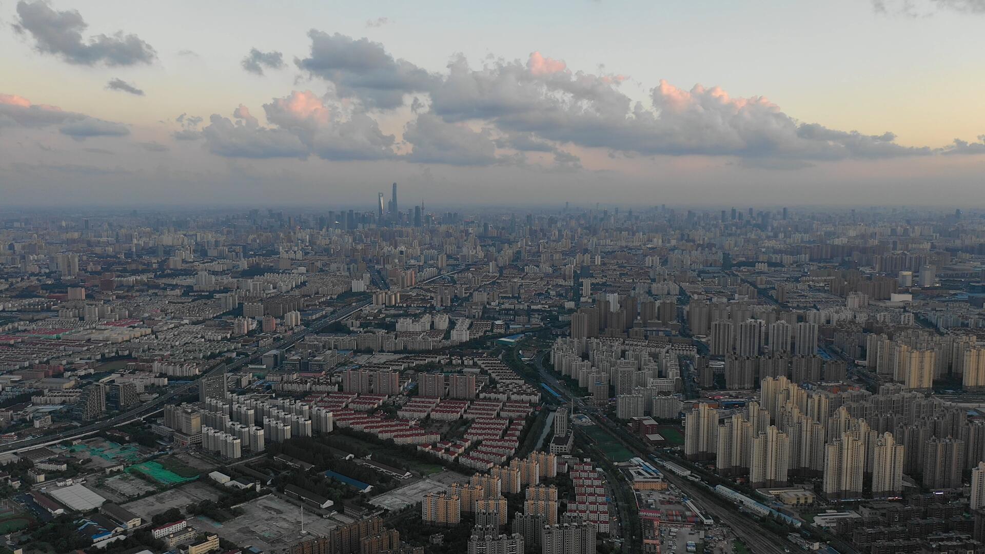 上海城市日出天际线4K航拍视频的预览图