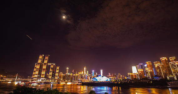 4k月光下的重庆朝天门来福士广场扬帆起航夜景延迟视频的预览图
