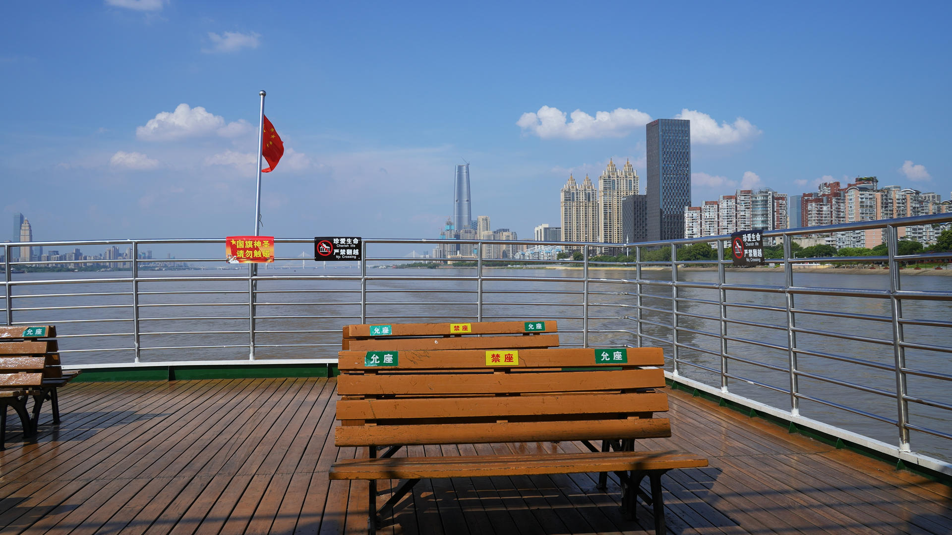 城市水上交通蓝天白云晴朗天空第一视角游轮上欣赏长江两岸江景天际线高楼4k素材视频的预览图