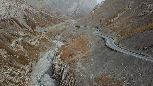 新疆独库公路4K航拍视频的预览图