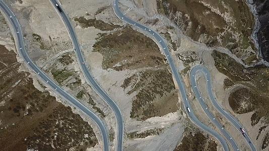 新疆蜿蜒的独库公路4K自然风光航拍视频的预览图