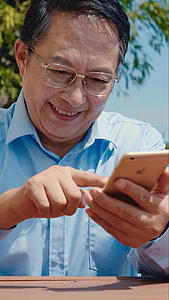 老年男性使用手机视频的预览图