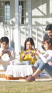 年轻人户外野餐聚会打游戏开黑视频的预览图