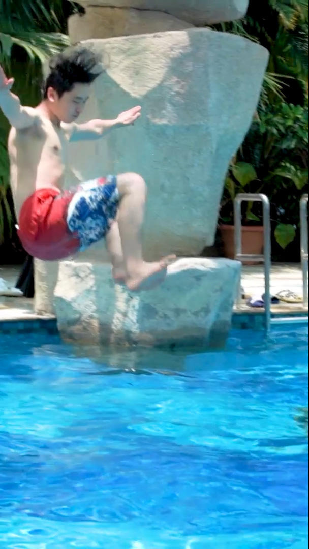 男生玩水跳到游泳池里升格视频视频的预览图