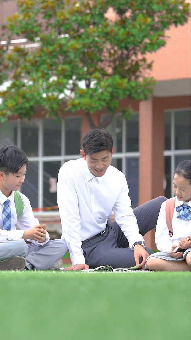 老师和学生坐在草地上谈心视频的预览图