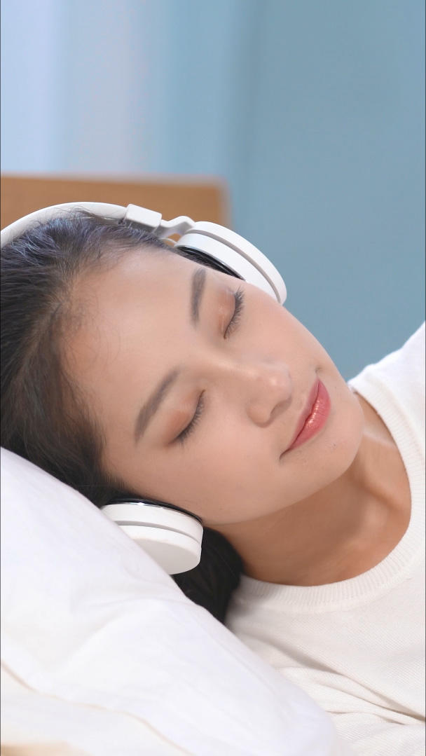 女生戴耳机听歌睡觉视频的预览图