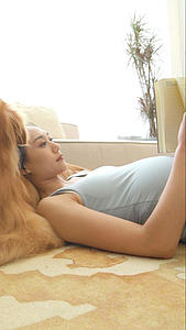 狗狗和孕妇悠闲的躺在客厅视频的预览图