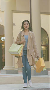 时尚女性线下逛街购物消费视频的预览图