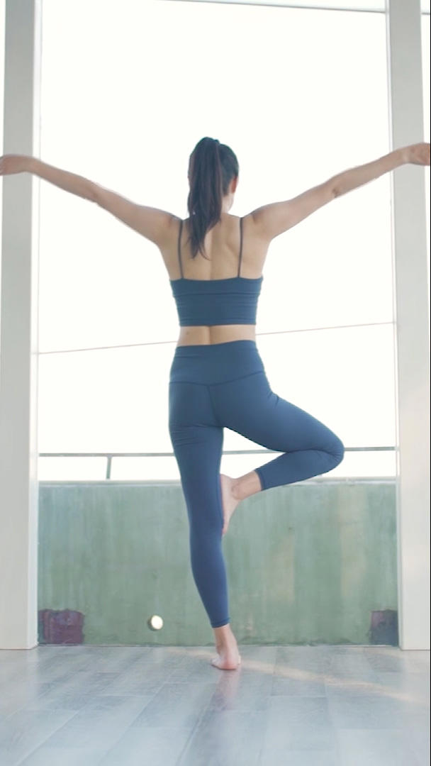女生锻炼瑜伽视频的预览图