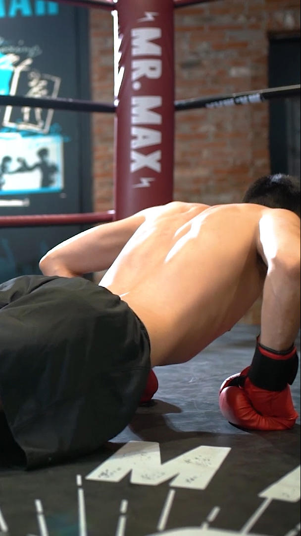 拳击手在擂台做俯卧撑视频的预览图