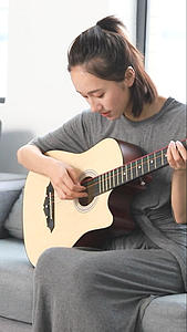 美女弹吉他视频的预览图