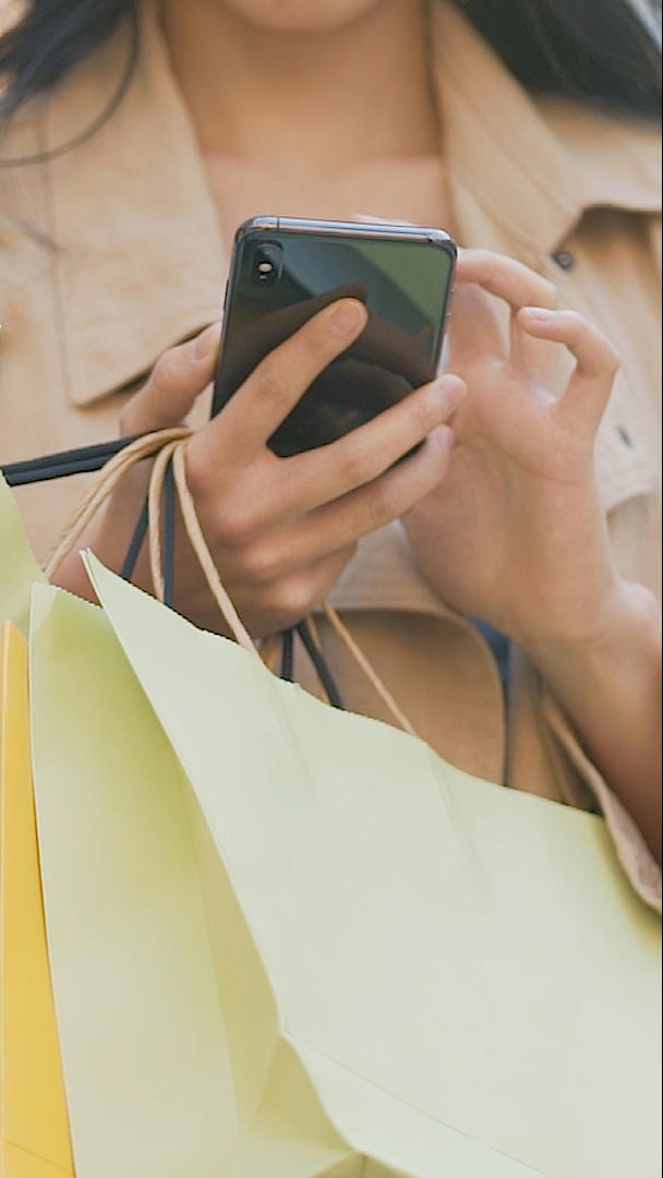 购物女性网上购物使用手机慢动作视频视频的预览图