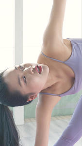 女性瑜伽运动视频的预览图