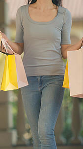 女性购物拎着购物袋逛街细节特写视频的预览图