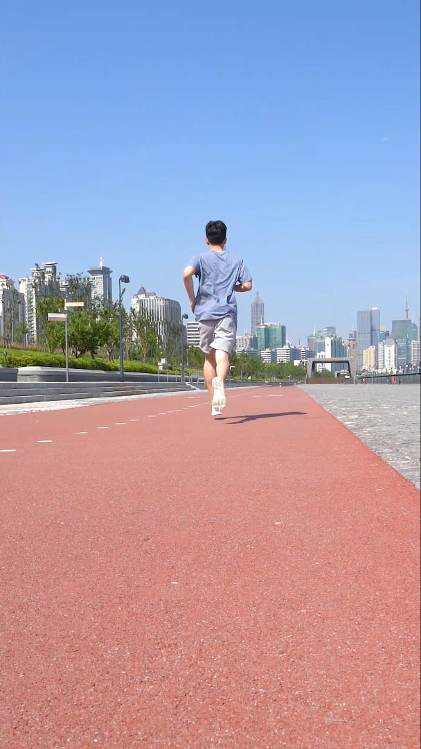 男性步道跑步视频的预览图