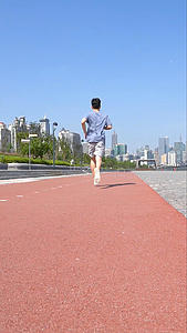 男性步道跑步视频的预览图