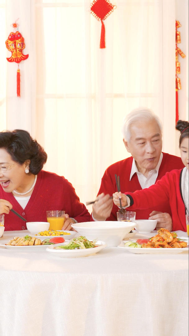春节一家人吃年夜饭视频的预览图