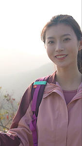 女生登山者爬山微笑笑容形象视频的预览图