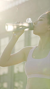 女性运动健身跑后喝水补水视频的预览图