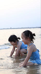 夏日儿童在海边上大喊嬉水冲浪视频的预览图