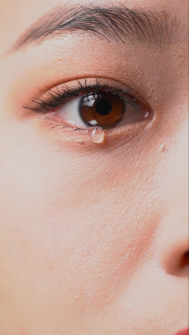 女生流泪眼泪特写视频的预览图