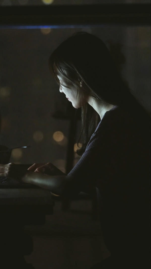 夜晚居家女性使用电脑上网视频的预览图