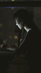 夜晚居家女性使用电脑上网视频的预览图