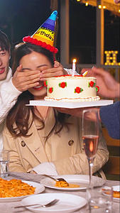生日派对许愿吹蛋糕视频的预览图