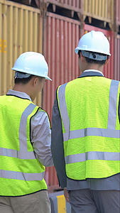 码头工人和工程师经理交流货运项目视频的预览图