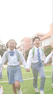 开学季学生们开心的牵手跑向学校视频的预览图