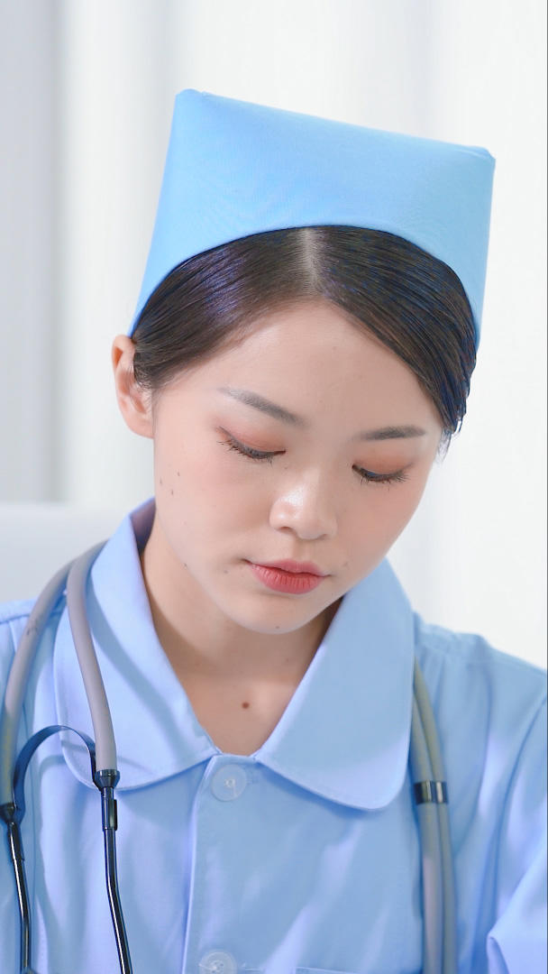 护士在前台登记医保卡视频的预览图
