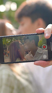 情侣自拍接吻视频的预览图
