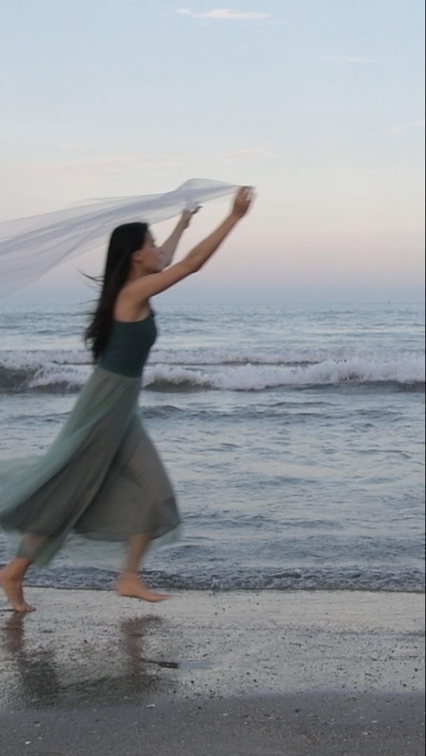 海边奔跑的少女升格1080视频的预览图