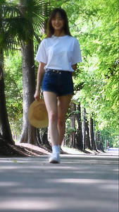 林间女孩漫步高速视频视频的预览图