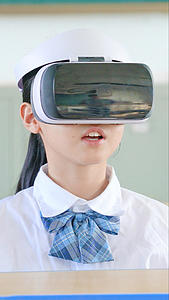小学生使用VR眼镜体验交互技术视频的预览图