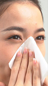 女生感冒鼻炎擤鼻子鼻涕特写视频的预览图