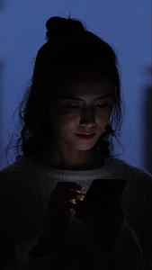 夜晚女生使用手机视频的预览图